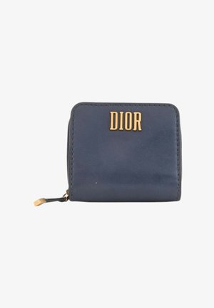 Compact marineblauw leren portemonnee met gouden DIOR-logo en ritssluiting met goud-zwart trekkooitje.