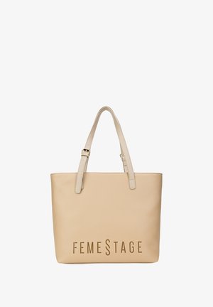 Beige canvas tas gemaakt van gestructureerd materiaal, met twee schouderbanden en een vooraanstaand logo "FEMESTAGE" in vetgedrukte, contrasterende letters.