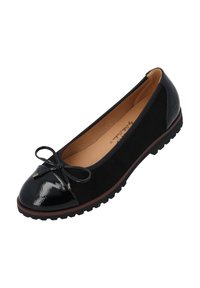 Ballerine nere con punta in vernice e dettaglio a fiocco, dotate di tomaia texturizzata, suola in gomma e fodera interna liscia.