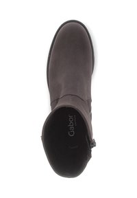 Botín gris con un upper de textil liso, punta redonda y cremallera lateral. En el interior presenta un forro suave y una plantilla acolchada.