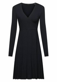 Robe longue à manches longues en tricot côtelé noir, avec corsage portefeuille à col en V et jupe plissée, longueur genou, cintrée à la taille.