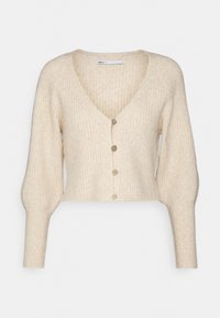 Beige stickad cardigan med V-ringning, kort design och långa puffärmar. Har fyra knappknappar i guldton på framsidan och ribbat mönster.