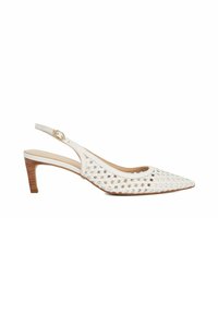 Witte slingback-schoen met perforaties, spitse neus, lage blokhak en verstelbare band met een gouden gesp accent.