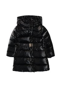 Cappotto piumino nero con finitura lucida, cappuccio e vita con cintura. Presenta sezioni orizzontali trapuntate e chiusure a scatto.