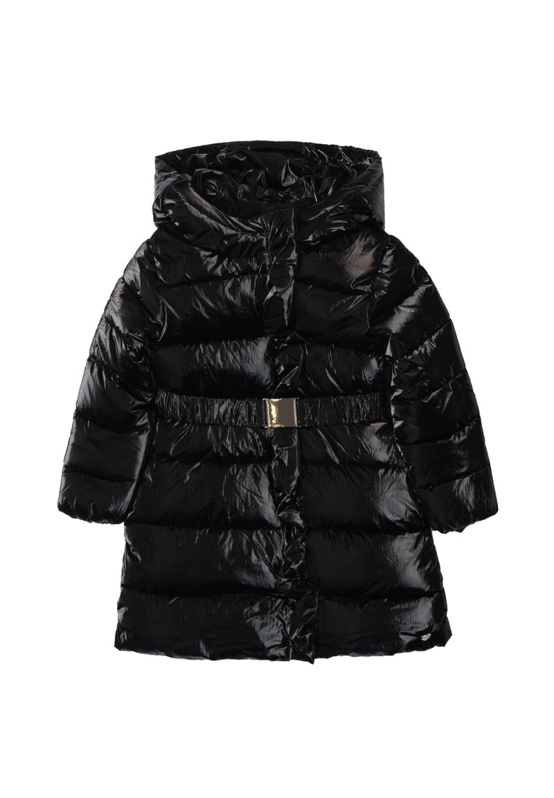 Cappotto piumino nero con finitura lucida, cappuccio e vita con cintura. Presenta sezioni orizzontali trapuntate e chiusure a scatto.
