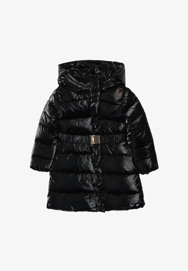 Cappotto piumino nero con finitura lucida, cappuccio e vita con cintura. Presenta sezioni orizzontali trapuntate e chiusure a scatto.