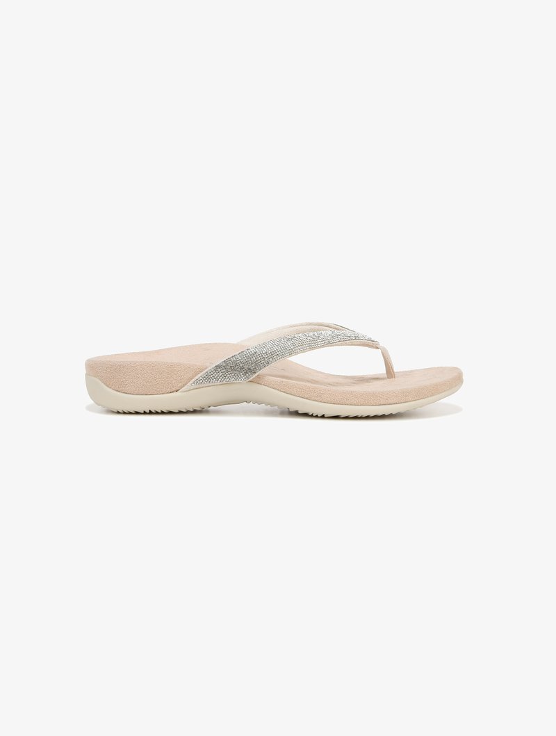 Sandale en plastique beige avec une semelle texturée et une bride décorative en argent. La semelle est légère et flexible avec un motif strié pour une meilleure adhérence.