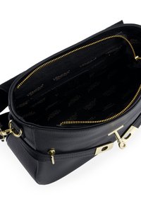 Sort læderhåndtaske med guldfarvet hardware, lynlåslukning og en tekstureret overflade. Indvendigt foret med sort stof med et logomønster.