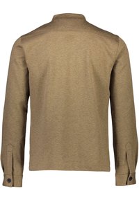 Camicia marrone a maniche lunghe con una texture liscia, caratterizzata da dettagli con polsino abbottonato e colletto, e un orlo dritto con cuciture minime.