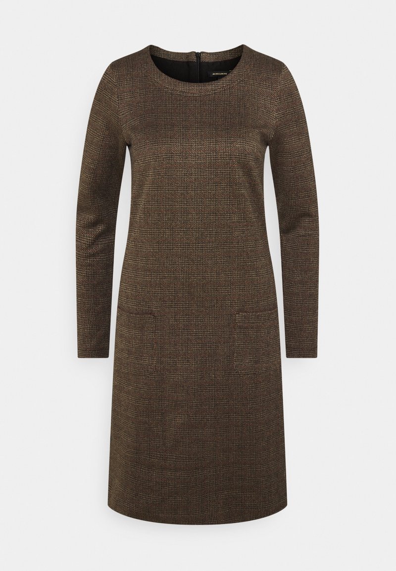 Robe à carreaux bruns avec des manches longues, un col rond, deux poches avant et une fermeture éclair au dos. Le tissu a une finition texturée.