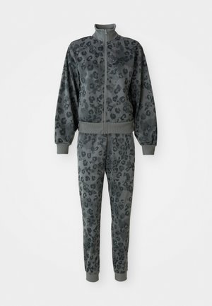 Grijze velours trainingspak met een luipaardprintpatroon, voorzien van een hoge kraag, een rits aan de voorkant en geribbelde manchetten en tailleband.