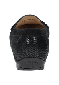 Schwarze Schuhe mit einem weichen Wildlederoberteil und Mesh-Details auf der Rückseite, mit einer flachen Sohle und "Sliota"-Markierung auf der Unterseite.