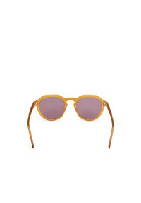 Gafas de sol redondas con un marco amarillo translúcido, lentes tintados en púrpura y varillas delgadas marrones. Acentos claros en el diseño frontal.