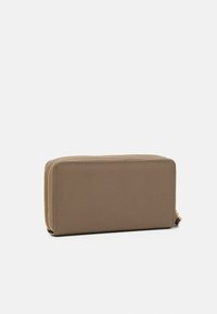 Portofel maro din piele, cu fermoar perimetral, cu o suprafață texturată, formă rectangulară și fermoar de culoare aurie, fără decorațiuni sau modele externe.