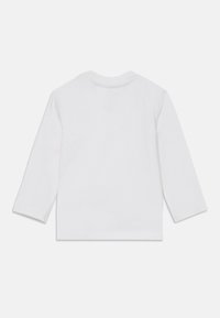 Weißes Langarmshirt für Kleinkinder mit Rundhalsausschnitt, einfarbiger Rückseite und dezenten Stitching-Details unter dem Kragen.