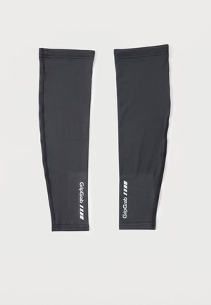 Juodos suspaudžiančios rankovės su baltu „GripGrab“ logotipu ir trimis įstrižomis juostelėmis kiekvienoje rankovėje, išdėstytos plokščiai baltame fone.