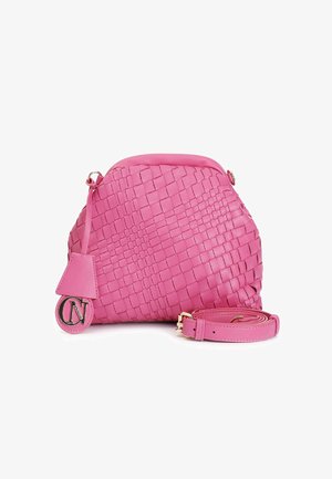 Bolso de cuero trenzado en color rosa con forma redondeada, correa desmontable y etiqueta decorativa con logotipo. Presenta una textura suave y un color vibrante.