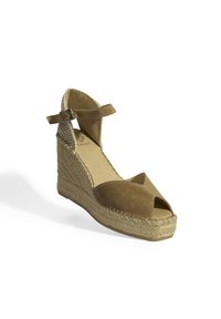 Bruine suède wedge sandaal met een geweven espadrille zool. Open teen ontwerp, enkelband met gesp en een gladde binnenvoering.