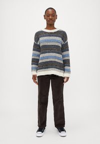 Vero Moda Petite VMTIFFANY O NECK - Camisola - birch/chocolate torte/allure