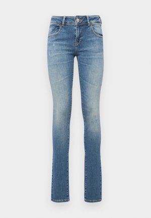 Vaqueros de denim azul claro con un corte ajustado, un ligero desgaste sutil y un leve corte acampanado en el dobladillo. Presentan un diseño tradicional de cinco bolsillos y cierre de botón.