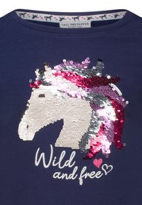 Dunkelblauses Hemd mit einem Pailletten-Einhorn-Design. Das Einhorn ist weiß mit mehrfarbigen Pailletten. Der Text darunter lautet "Wild und frei" in Weiß und Silber.