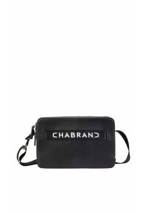 Pochette en cuir noir avec logo "CHABRAND" blanc, en forme rectangulaire, fermeture éclair et bandoulière detachable. Texture lisse et design minimaliste.