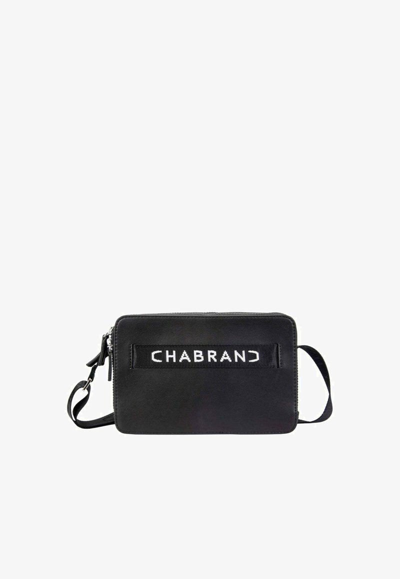 Pochette en cuir noir avec logo "CHABRAND" blanc, en forme rectangulaire, fermeture éclair et bandoulière detachable. Texture lisse et design minimaliste.