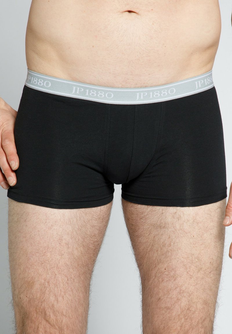 Schwarze Stretch-Boxershorts aus Stoff mit einem grauen elastischen Bund, der den Text "JP1880" trägt. Das Design umfasst einen enganliegenden Schnitt und minimale Nähte.