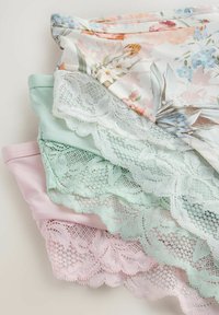 Stak af fire dametrusser med blondekant i pastelrosa, mintgrøn, lyseblå og blomstret print, arrangeret på en hvid overflade.