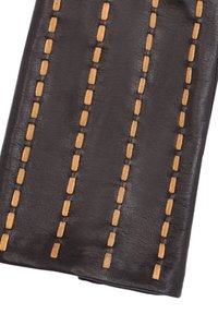 Portefeuille en cuir marron foncé avec des coutures verticales. Présente des accents de fil marron clair contrastants et une texture lisse.