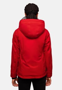 Rode hoodie-jack met een gladde textuur, aansluitend ontwerp en subtiele naaddetails. Verstelbare capuchon en manchetten, gestyled met een hoge kraag.
