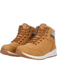 Bottines en nubuck marron avec doublure en fausse fourrure, œillets en métal et lacets à motifs. La semelle en caoutchouc présente une texture antidérapante pour une meilleure adhérence.