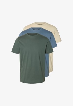 Három egyszínű, rövid ujjú, kerek nyakú póló zöld, kék és bézs színben, fehér háttéren, átfedésben elrendezve.