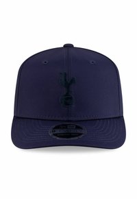 Marineblaue Baseballmütze mit strukturiertem Design, ausgestattet mit einem erhabenen Logo in dunklerem Marineblau, strukturiertem Stoff und gestickten Akzenten.