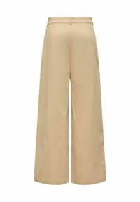 Beige leveleggsbukser laget av et glatt stoff med en skreddersydd midjebånd og en enkel hem, uten synlige lommer eller dekorasjoner.
