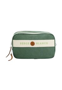Pochette de voyage en toile verte avec une bande crème portant "SERGE BLANCO", rehaussée d'un accent circulaire marron et d'une fermeture éclair.