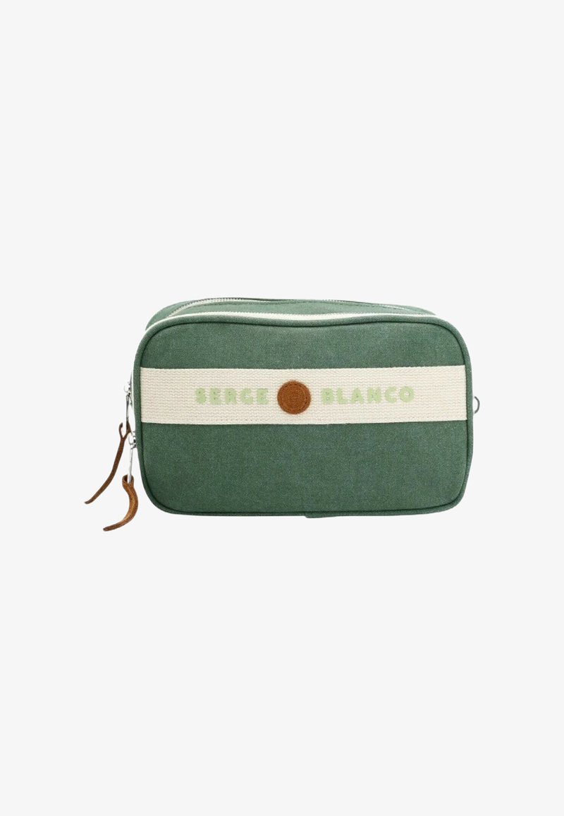 Pochette de voyage en toile verte avec une bande crème portant "SERGE BLANCO", rehaussée d'un accent circulaire marron et d'une fermeture éclair.