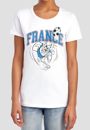 Weißes T-Shirt mit blauem und rotem "FRANCE" Text und einem Cartoon-Hasen, der aggressiv einen Fußball kickt.