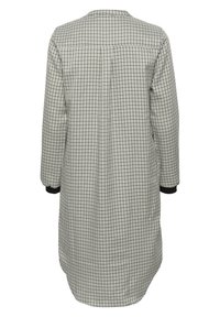 Abito camicia a maniche lunghe in motivo a scacchi bianco e nero, con colletto, chiusura con bottoni sul retro e polsini neri. Materiale in misto cotone.