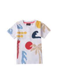 Camisa blanca de manga corta con gráficos coloridos que incluyen olas azules, un círculo rojo y un sol amarillo, con cierre de botón en el cuello.