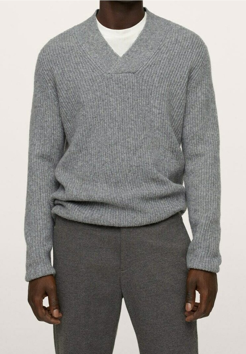 Grauer Strickpullover mit V-Ausschnitt, geripptem Muster und langen Ärmeln, kombiniert mit grauen Hosen, die eine lockere Passform und weichen Stoff aufweisen.