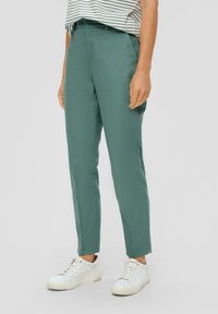 s.Oliver MIT TAPERED LEG - Chino - helles petrol