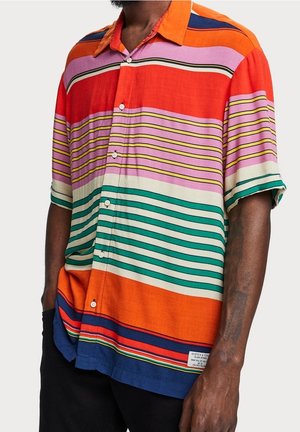 Camicia a maniche corte con bottoni e righe orizzontali multicolori in rosso, rosa, verde e arancione. Realizzata in tessuto leggero.