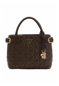 Sac à main matelassé marron avec ferrures dorées. Présente un logo triangulaire, deux poignées et un porte-clés amovible avec des breloques.