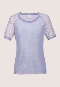 Lavendelkleurige blouse met korte mouwen, voorzien van een gladde stof en gestructureerde, gemengde kanten mouwen. Ronde hals, zachte stof en een relaxed fit.