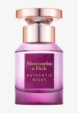 Bouteille de parfum violette avec un bouchon en or rose portant l'étiquette Abercrombie & Fitch Authentic Night sur le panneau avant.