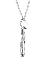 Collar con colgante de plata que presenta lazos entrelazados, uno de los cuales está adornado con piedras transparentes, sobre una cadena de eslabones. Textura suave y acabado pulido.