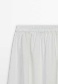 Gonna bianca a vita elastica con una texture liscia e un design fluido, caratterizzata da pieghe sottili e senza motivi o decorazioni visibili.