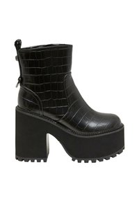 Botín negro de plataforma con tacón grueso y textura de piel con embosado de cocodrilo, con un lazo trasero y cremallera.