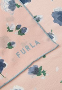 Fular din mătase cu un fundal roz, modele florale albastre și verzi, marginit cu o bordură de culoare albastră deschisă, având cuvântul "FURLA" tipărit în albastru.